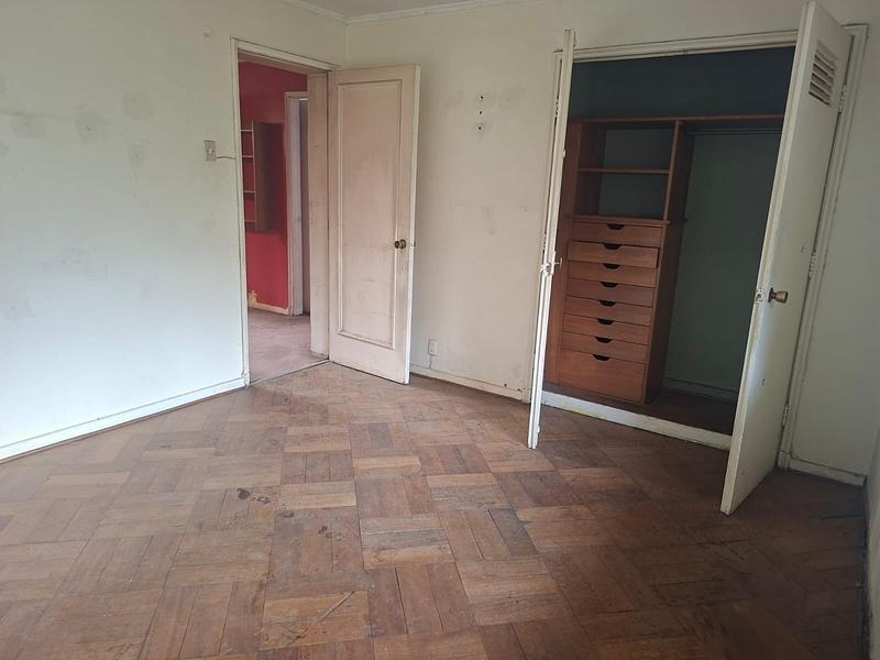 Gran Terreno de 611 m² en Barrio Simón Bolívar, Ñuñoa | Sólida Casa Familiar con Enorme Potencial