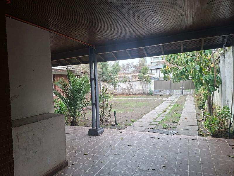 Gran Terreno de 611 m² en Barrio Simón Bolívar, Ñuñoa | Sólida Casa Familiar con Enorme Potencial
