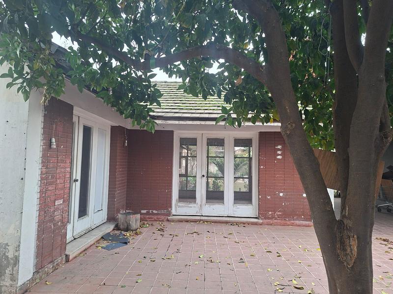 Gran Terreno de 611 m² en Barrio Simón Bolívar, Ñuñoa | Sólida Casa Familiar con Enorme Potencial