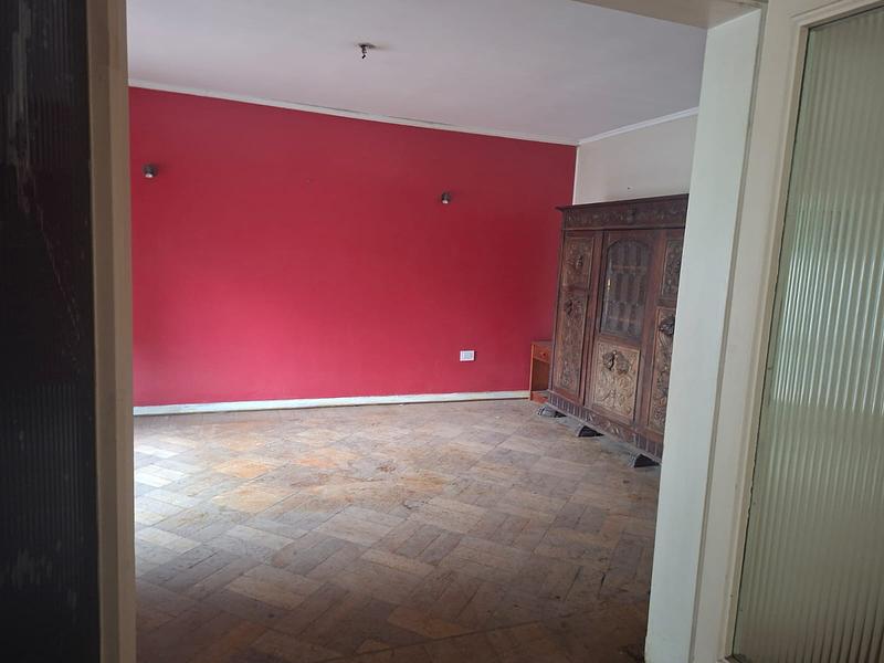 Gran Terreno de 611 m² en Barrio Simón Bolívar, Ñuñoa | Sólida Casa Familiar con Enorme Potencial