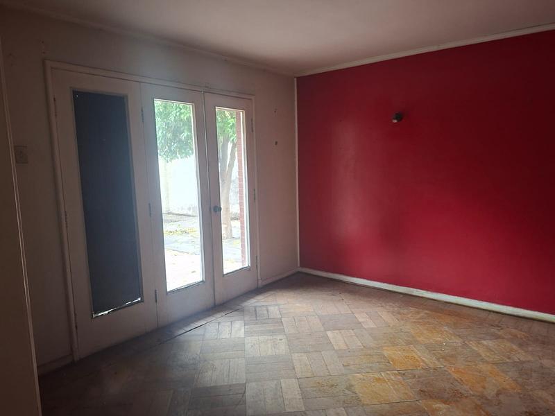 Gran Terreno de 611 m² en Barrio Simón Bolívar, Ñuñoa | Sólida Casa Familiar con Enorme Potencial