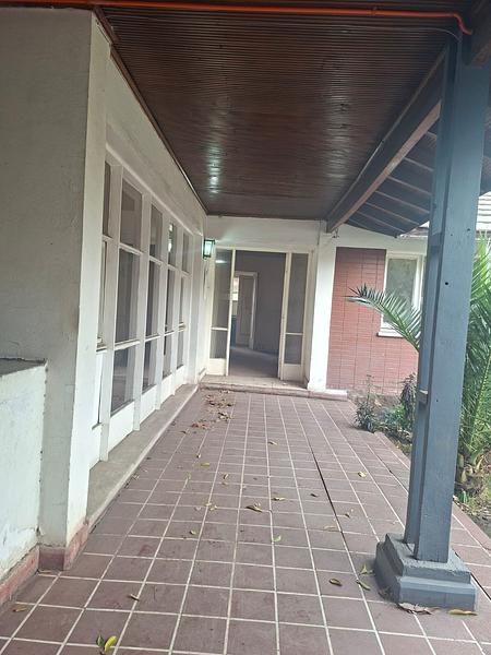Gran Terreno de 611 m² en Barrio Simón Bolívar, Ñuñoa | Sólida Casa Familiar con Enorme Potencial