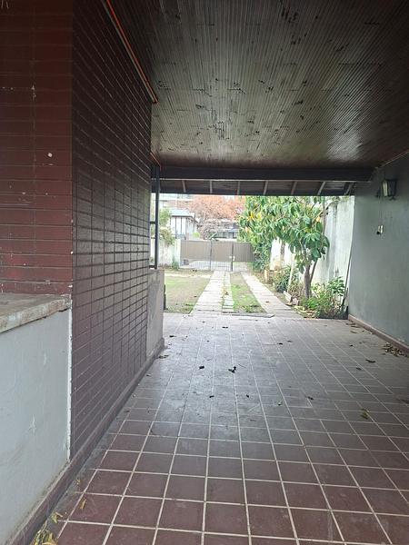 Gran Terreno de 611 m² en Barrio Simón Bolívar, Ñuñoa | Sólida Casa Familiar con Enorme Potencial