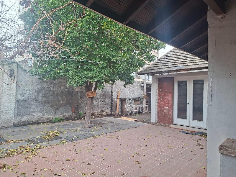Gran Terreno de 611 m² en Barrio Simón Bolívar, Ñuñoa | Sólida Casa Familiar con Enorme Potencial