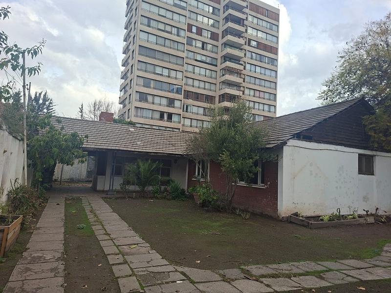 Gran Terreno de 611 m² en Barrio Simón Bolívar, Ñuñoa | Sólida Casa Familiar con Enorme Potencial